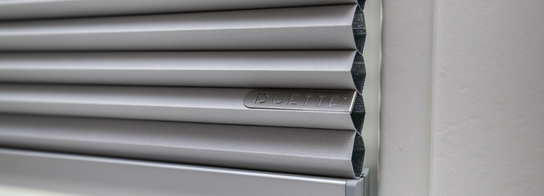 Op maat gemaakte raamdecoratie inclusief duette gordijnen voor elk interieur. Gratis advies en inmeten in Apeldoorn en omstreken.