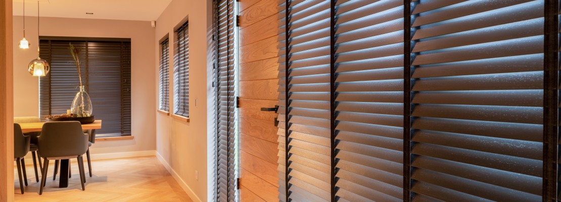 "Gratis advies en inmeten voor gordijnen en raamdecoratie in Apeldoorn en omstreken. Kies uit diverse stijlen en stoffen voor een perfecte pasvorm in jouw woning." "Buitenzonwering op maat – bescherming tegen de zon en privacy voor je woning in Apeldoorn en omstreken. Profiteer van gratis advies en inmeten voor een ideale oplossing." "Raamdecoratie op maat in Apeldoorn en omstreken – van gordijnen tot jaloezieën, met gratis advies en inmeten voor de perfecte uitstraling en functionaliteit." "Gordijnen en buitenzonwering in Apeldoorn en omstreken – professionele montage en gratis advies. Bescherm je interieur tegen de zon en creëer de gewenste sfeer in je huis."