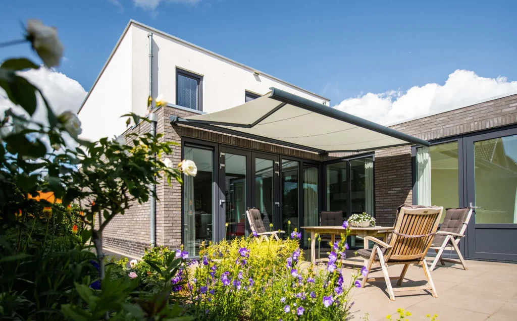 Buitenzonwering op maat – screens, rolluiken en terraszonwering voor optimale zonbescherming en privacy. Verkrijgbaar in diverse kleuren en materialen, perfect voor woningen in Apeldoorn en omstreken. Profiteer van gratis advies en inmeten voor de beste buitenzonwering.