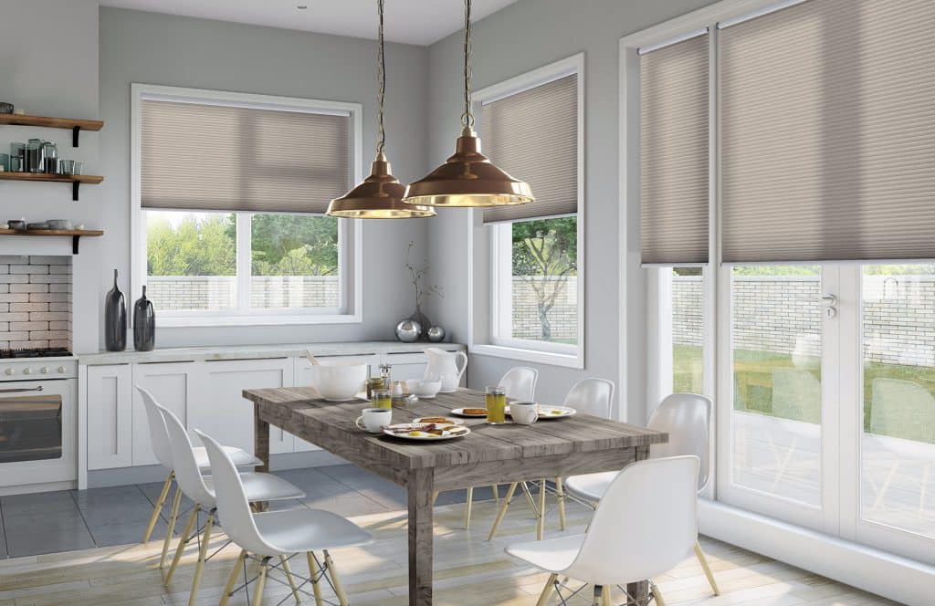 Binnenzonwering op maat – van gordijnen tot jaloezieën, screens en rolgordijnen. Verkrijgbaar in diverse kleuren en materialen, perfect voor woningen in Apeldoorn en omstreken. Profiteer van gratis advies en inmeten voor de ideale zonwering en sfeer in je huis.