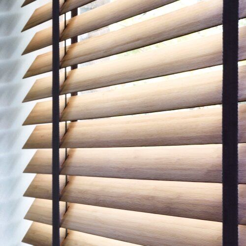 "Gratis advies en inmeten voor gordijnen en raamdecoratie in Apeldoorn en omstreken. Kies uit diverse stijlen en stoffen voor een perfecte pasvorm in jouw woning." "Buitenzonwering op maat – bescherming tegen de zon en privacy voor je woning in Apeldoorn en omstreken. Profiteer van gratis advies en inmeten voor een ideale oplossing." "Raamdecoratie op maat in Apeldoorn en omstreken – van gordijnen tot jaloezieën, met gratis advies en inmeten voor de perfecte uitstraling en functionaliteit." "Gordijnen en buitenzonwering in Apeldoorn en omstreken – professionele montage en gratis advies. Bescherm je interieur tegen de zon en creëer de gewenste sfeer in je huis."